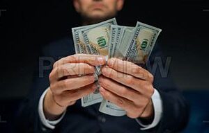 دانلود فوتیج مردی که اسکناس‌های دلار آمریکا را می‌شمرد